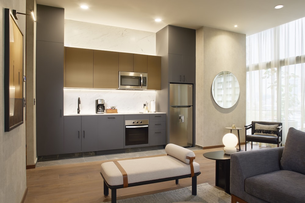 Luxe Apartment - Photo 8