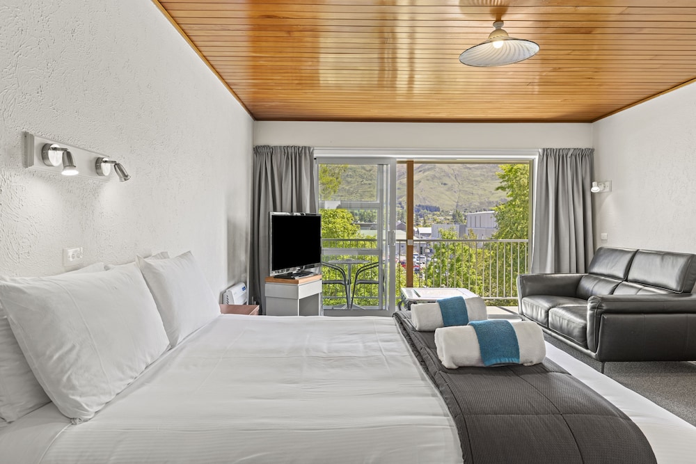 Executive One Bedroom Apartment thumbnail 5
