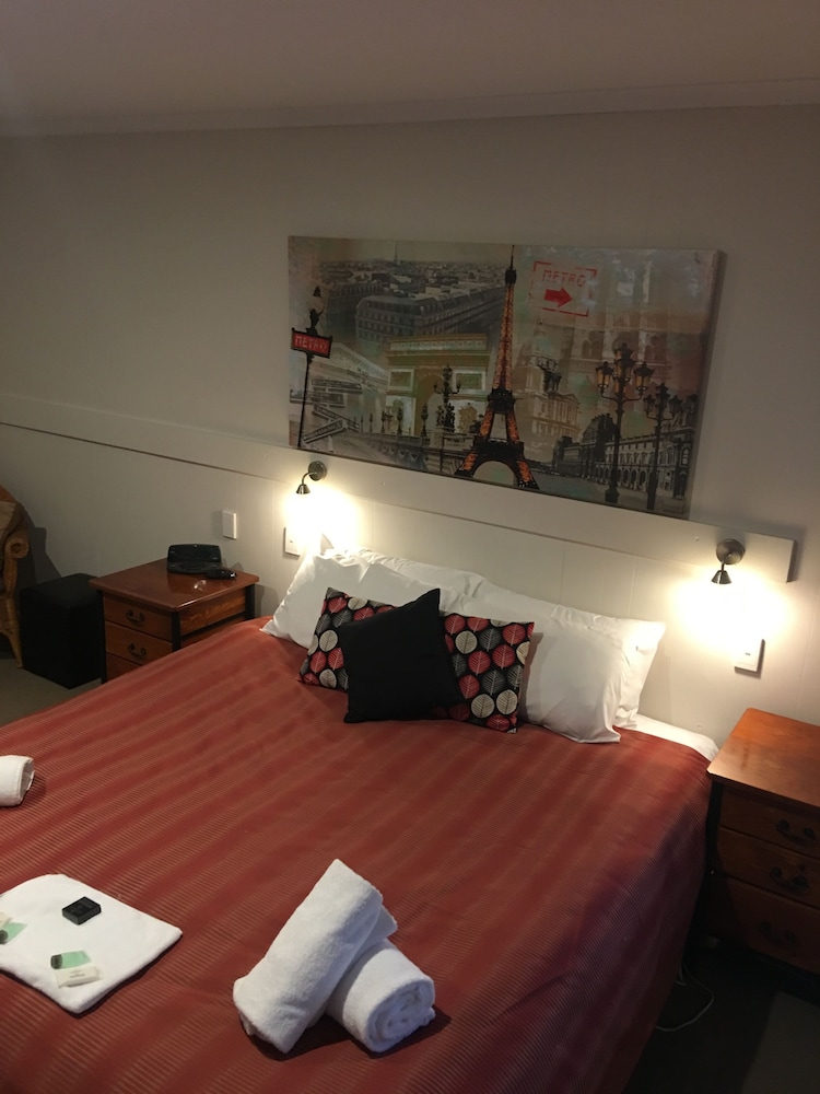 Superior Room, 1 Queen Bed, Non Smoking, Kitchenette (Standard Queen Room) photo 1