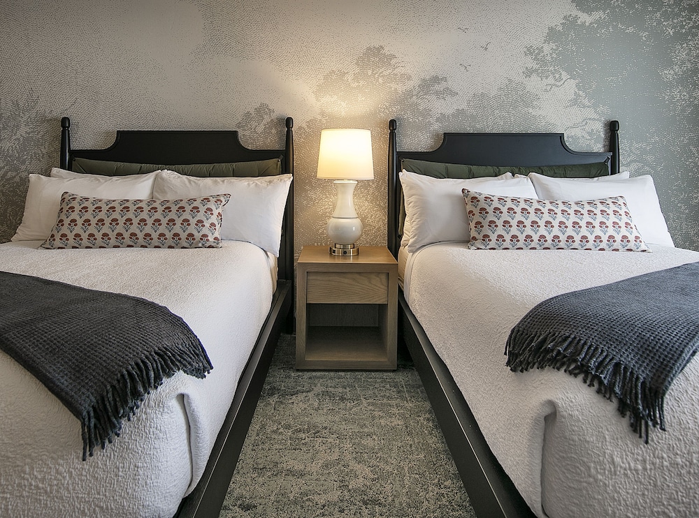 Standard Room, 2 Queen Beds, Fireplace - Photo 2
