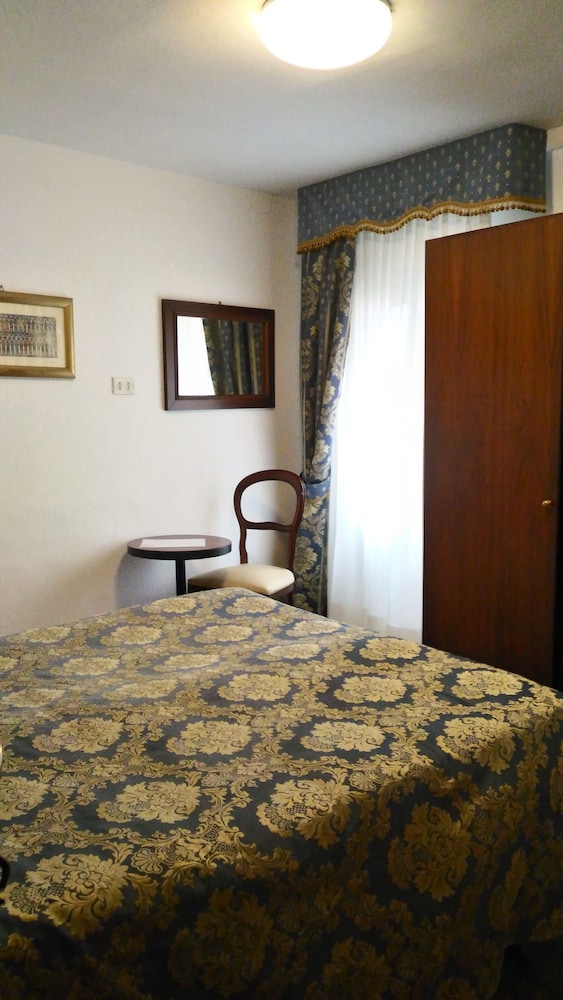 Double Room with private shower but shared toilet photo 3
