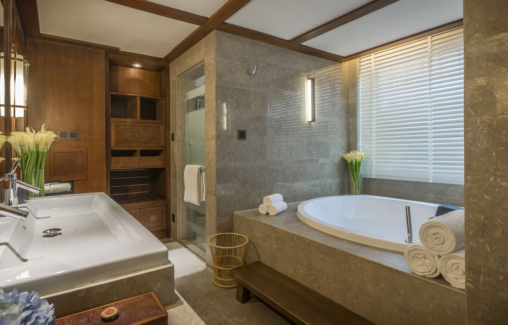 Club Suite, 1 Bedroom, Garden View (Club Lounge Access) thumbnail 5