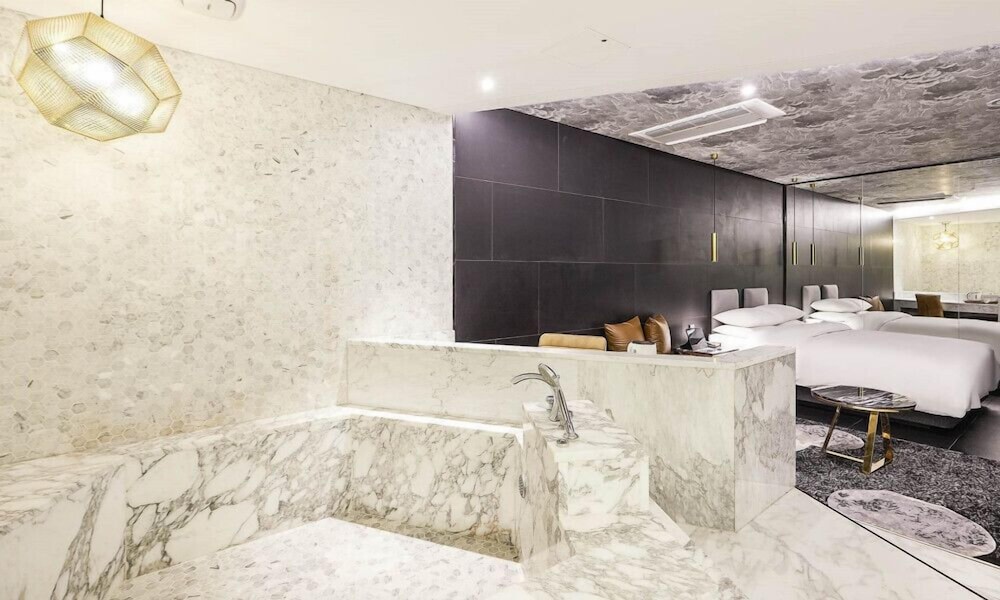 Deluxe King Room - Photo 2