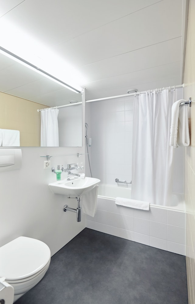 Economy Triple Room photo 3