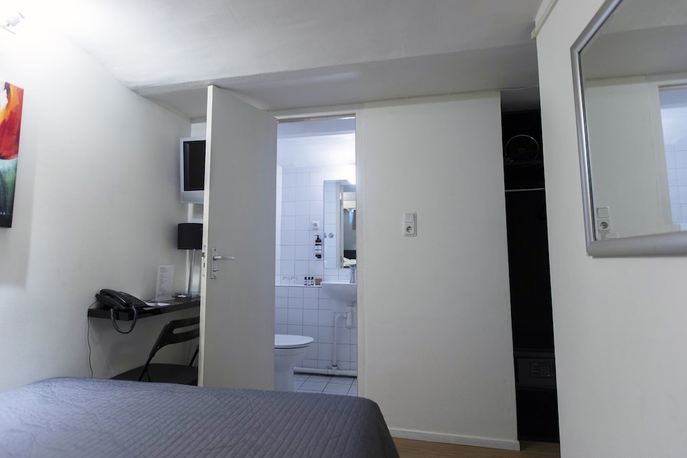 Economy Room, 1 Double Bed, Private Bathroom photo 3