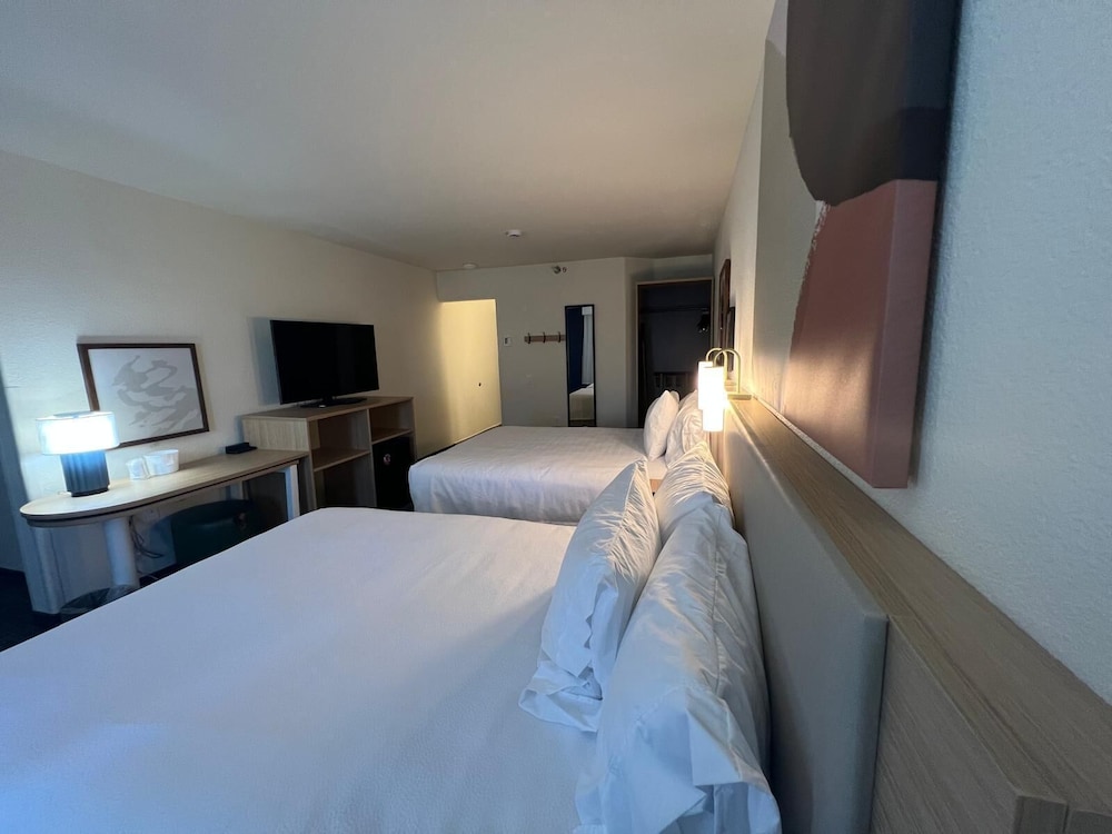 Room, 2 Queen Beds - Photo 2