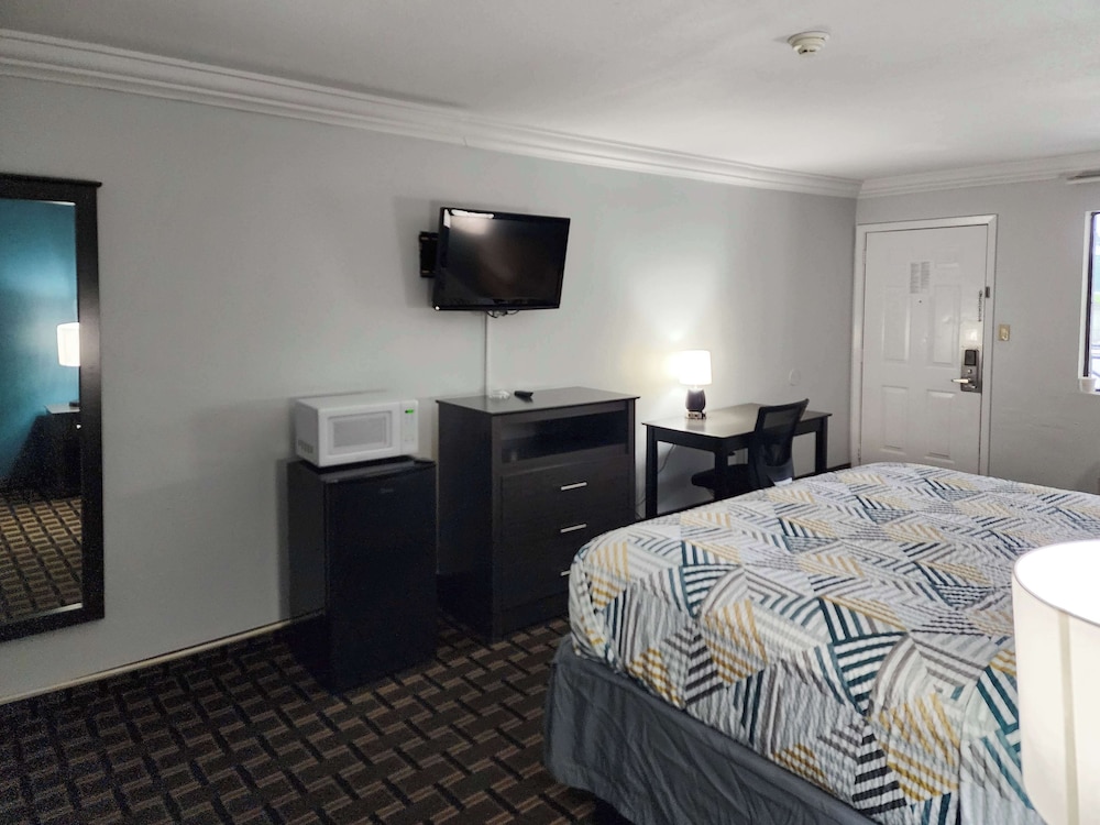 Deluxe Room, 1 King Bed, Smoking, Refrigerator & Microwave - Photo 1