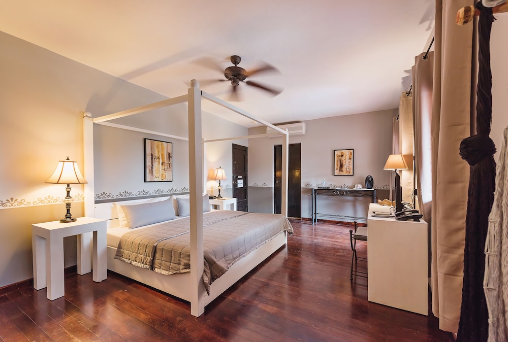 Suite, Poolside - Photo 5