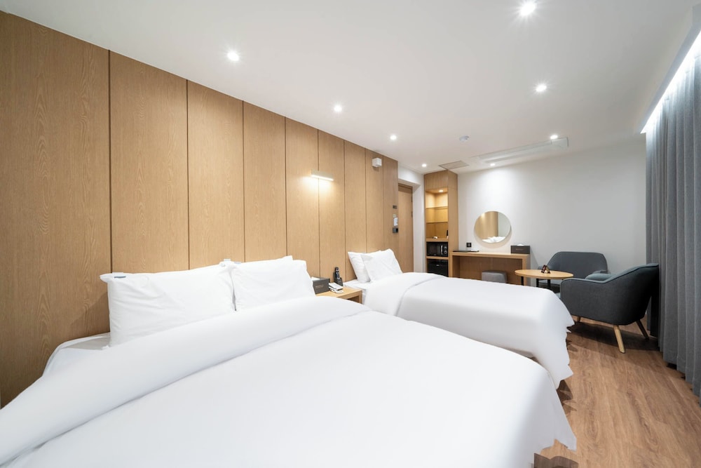 Deluxe Twin Room-Basic occupancy: 2 people. Additional person(including infants) 10,000 KRW on site