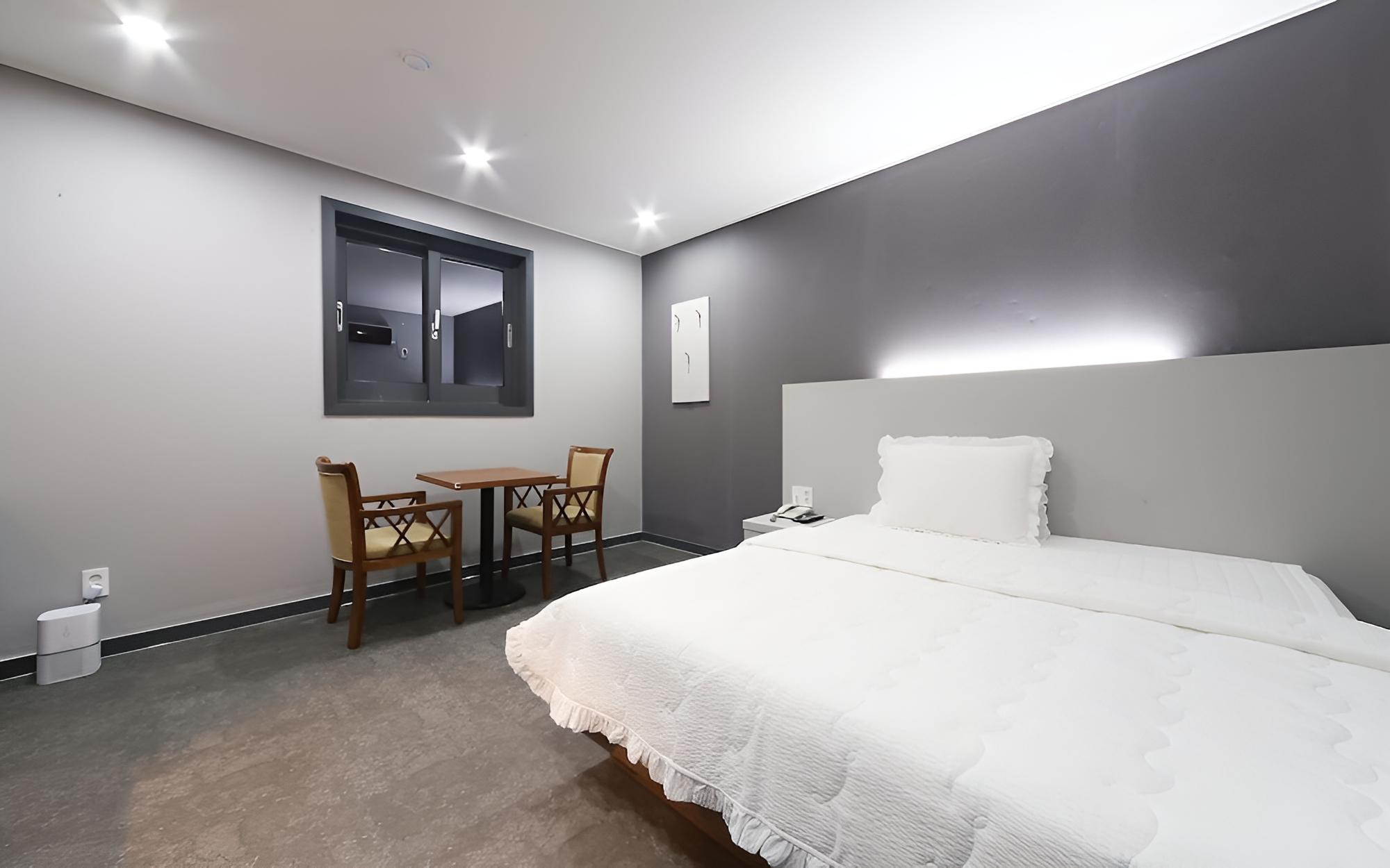Room (One parking space per room) photo 1