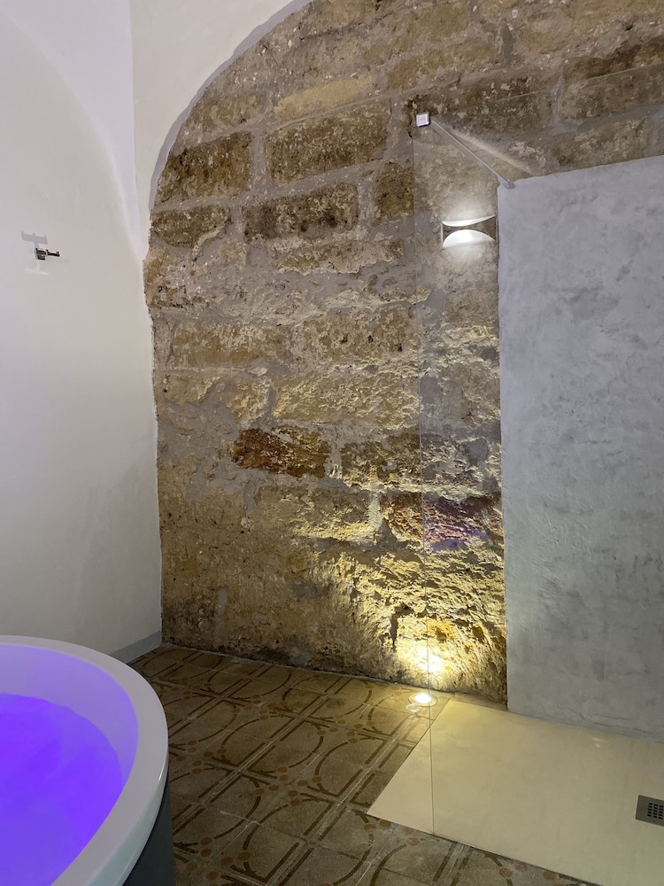 Suite with Jacuzzi photo 2