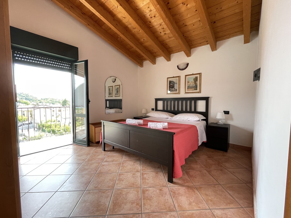 Standard Apartment, 1 Bedroom, Lake View, Tower photo 2