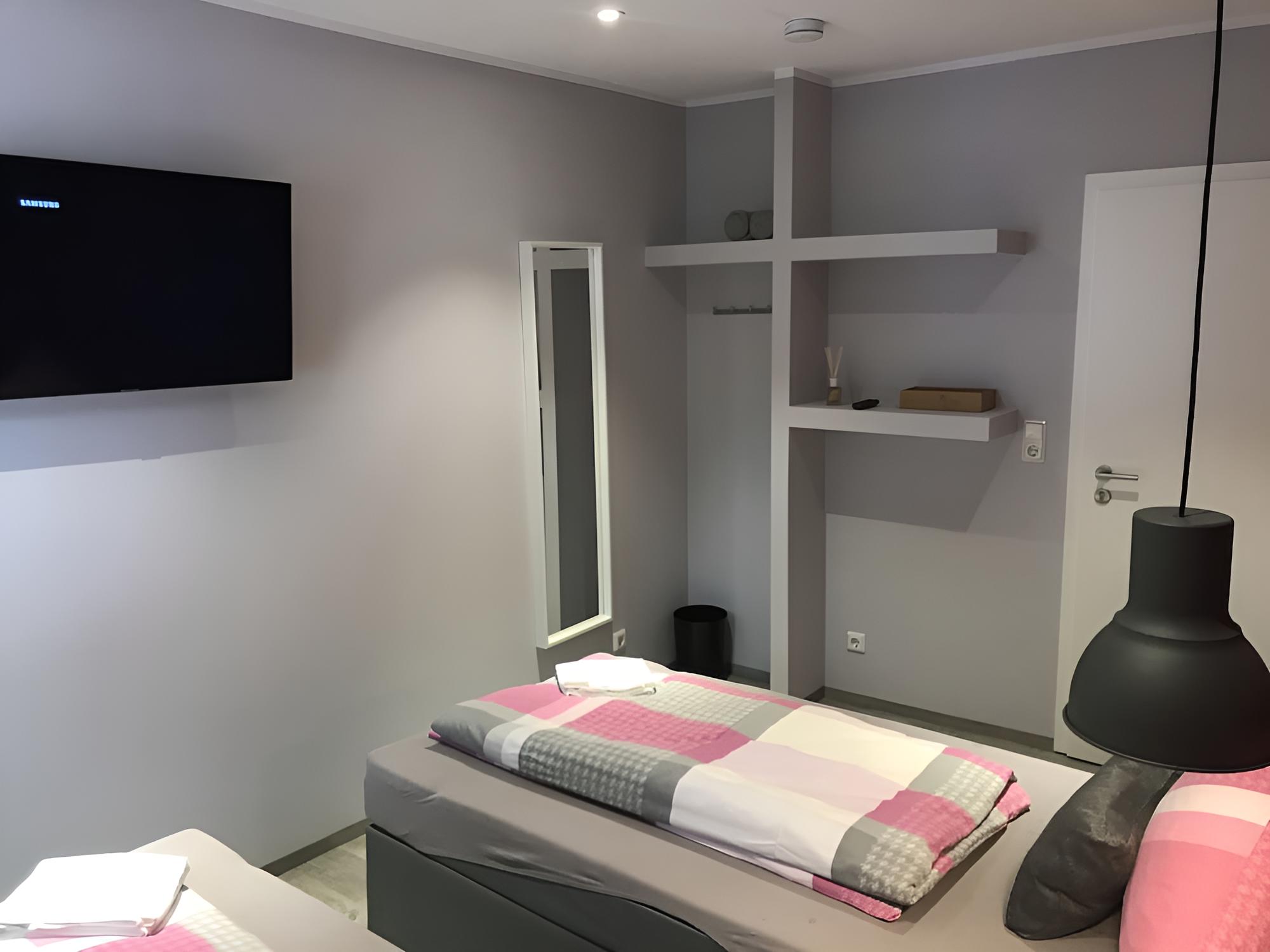 Basic Double or Twin Room - Photo 2