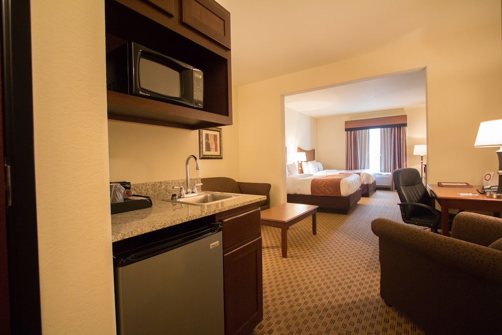 Suite, 2 Queen Beds and Sofa-bed, Non-Smoking - Photo 7