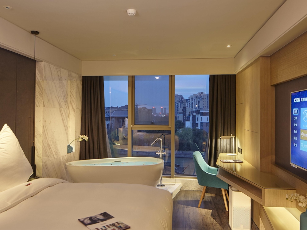 Deluxe Room, 1 King Bed photo 1