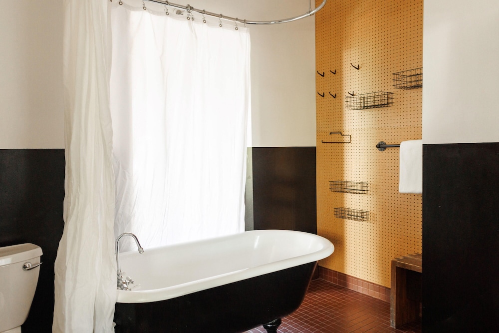 Queen Room (Self Check-in) - Photo 9