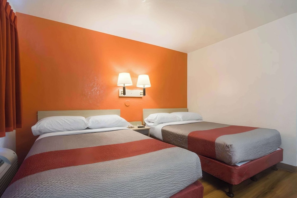 Standard Room, 2 Double Beds, Non Smoking, Refrigerator & Microwave photo 2