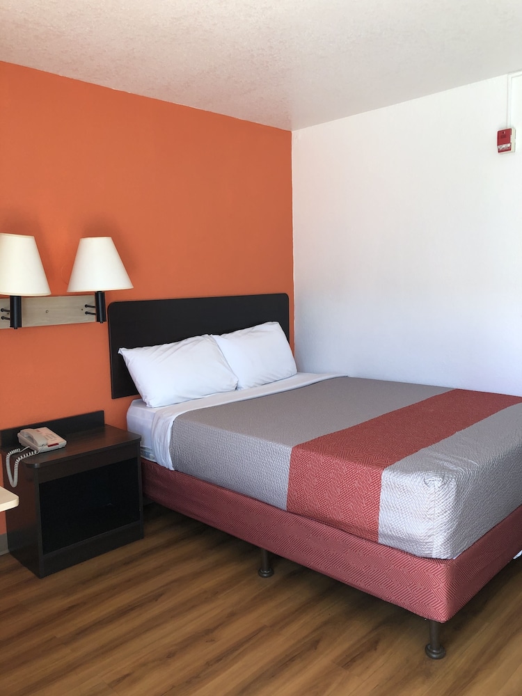 Standard Room, 1 Queen Bed, Non Smoking photo 3