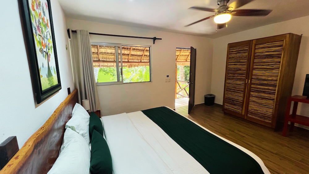 Deluxe Double Room, 1 King Bed, Garden View photo 2