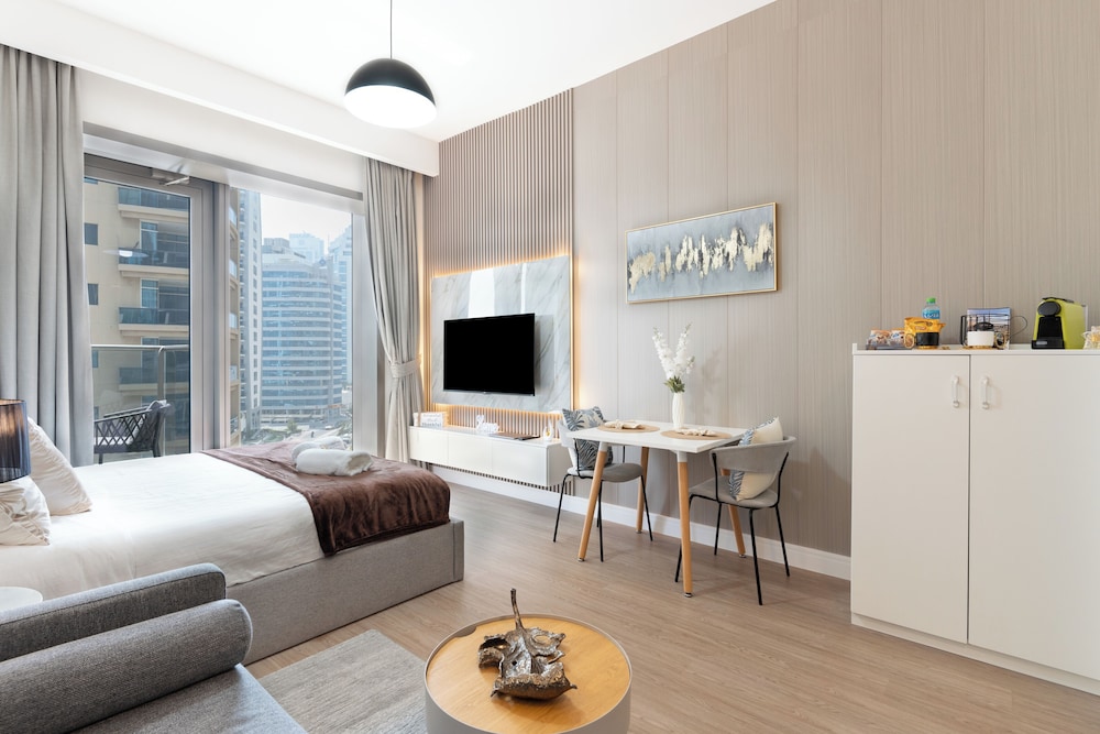 Luxury Studio, 1 King Bed with Sofa bed, Balcony, City View photo 3