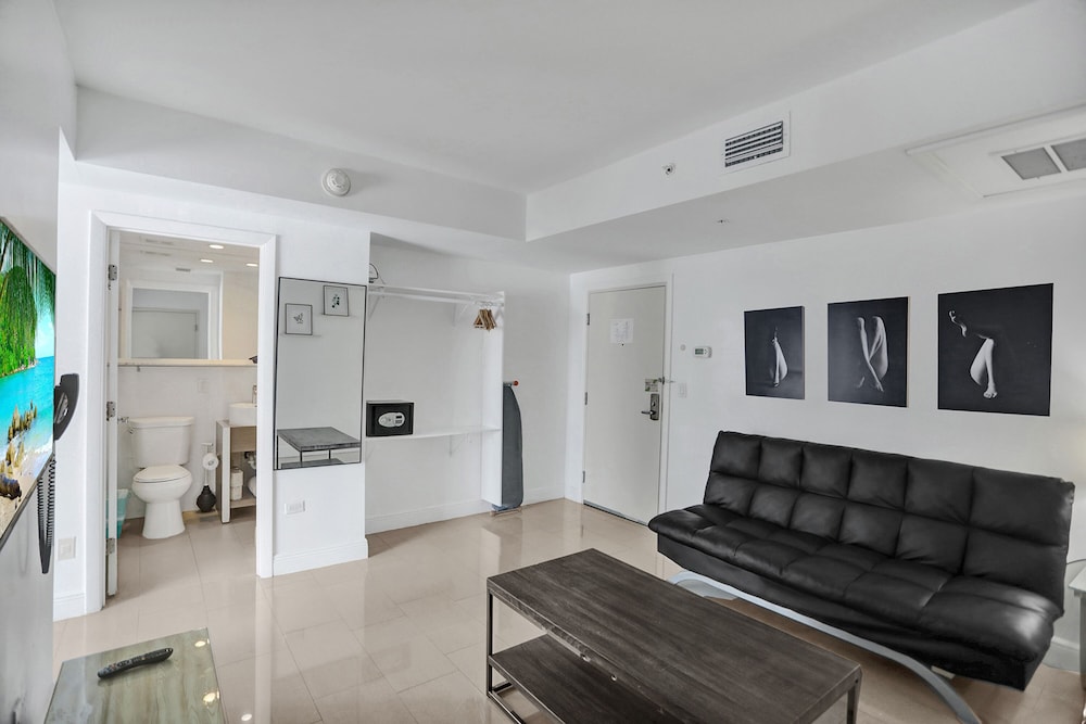 Suite, 1 Bedroom, Kitchen thumbnail 5