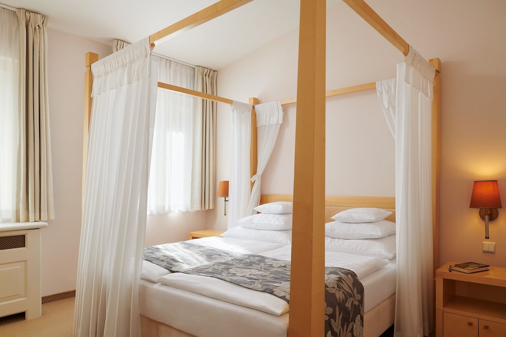 Attic Loft Deluxe Double Room thumbnail 6