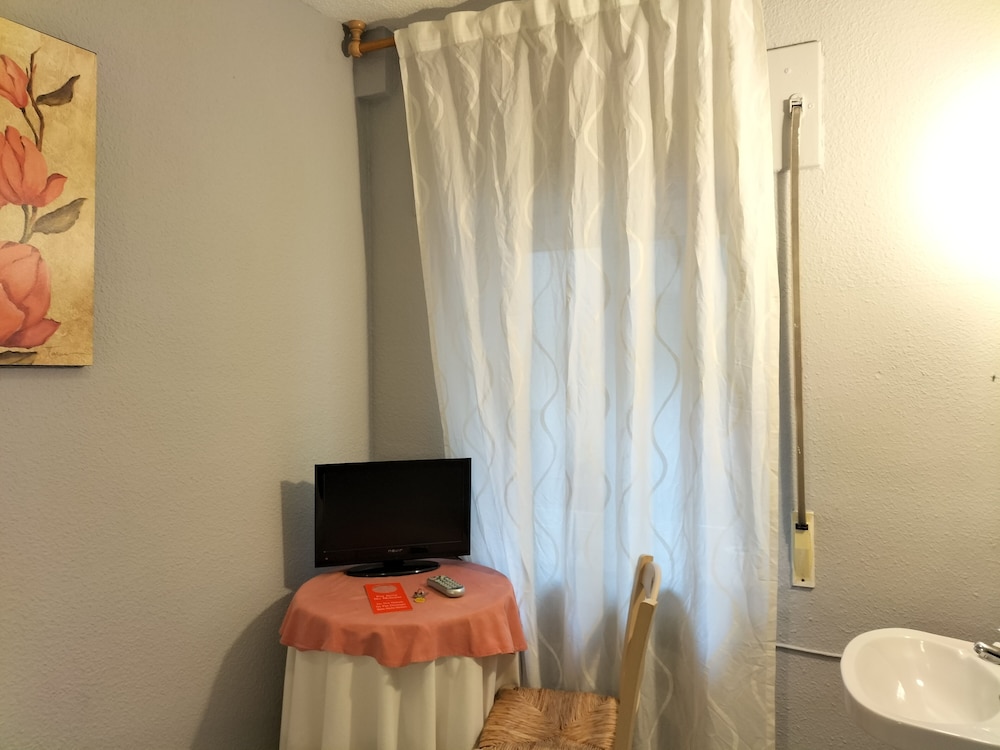 Single Room, Shared Bathroom photo 3