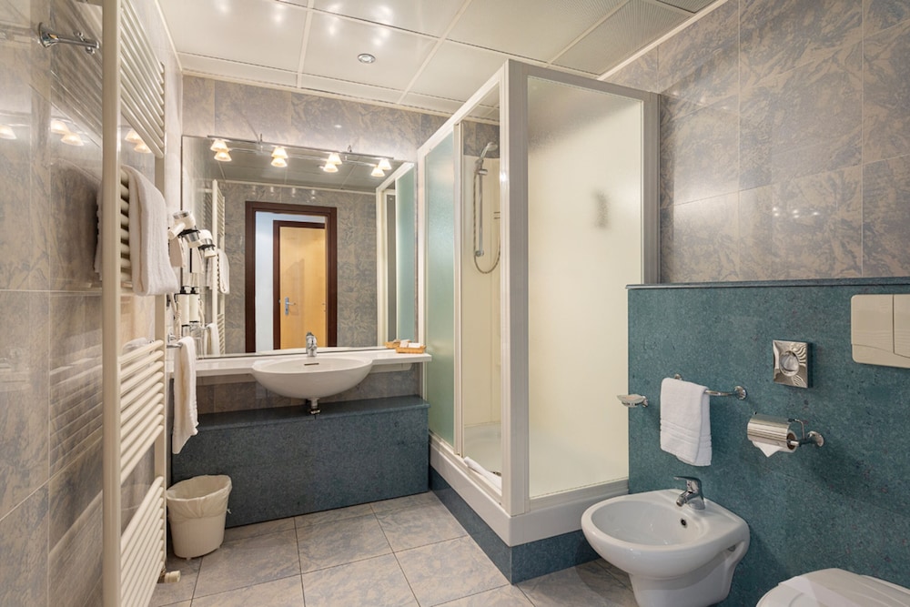 Deluxe Double or Twin Room - Photo 8