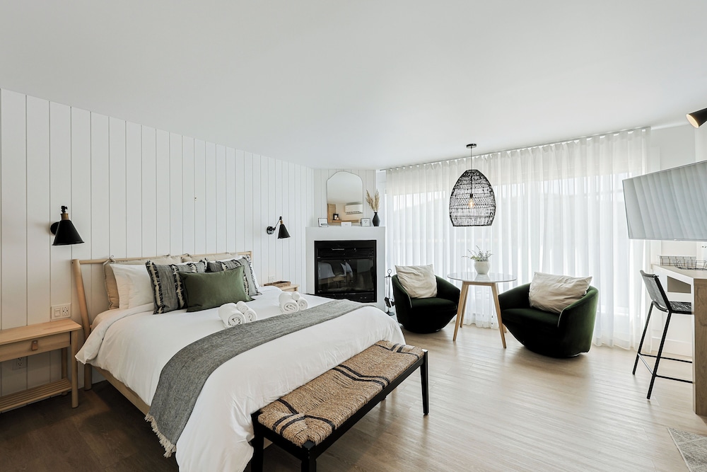 Signature Studio, 1 Queen Bed, Kitchen, Lake View photo 1