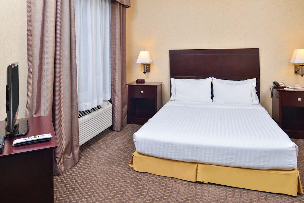 Suite, 1 Queen Bed, Accessible (Accessible Tub)
