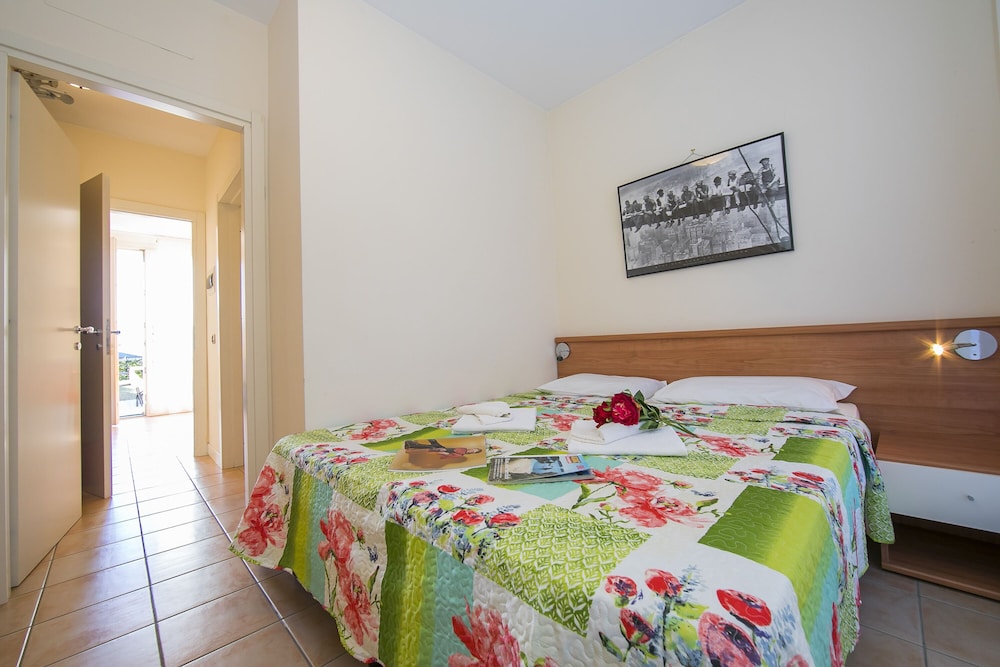 Family Apartment, 1 Bedroom, Lakeside (Porto Letizia Begonia 4)