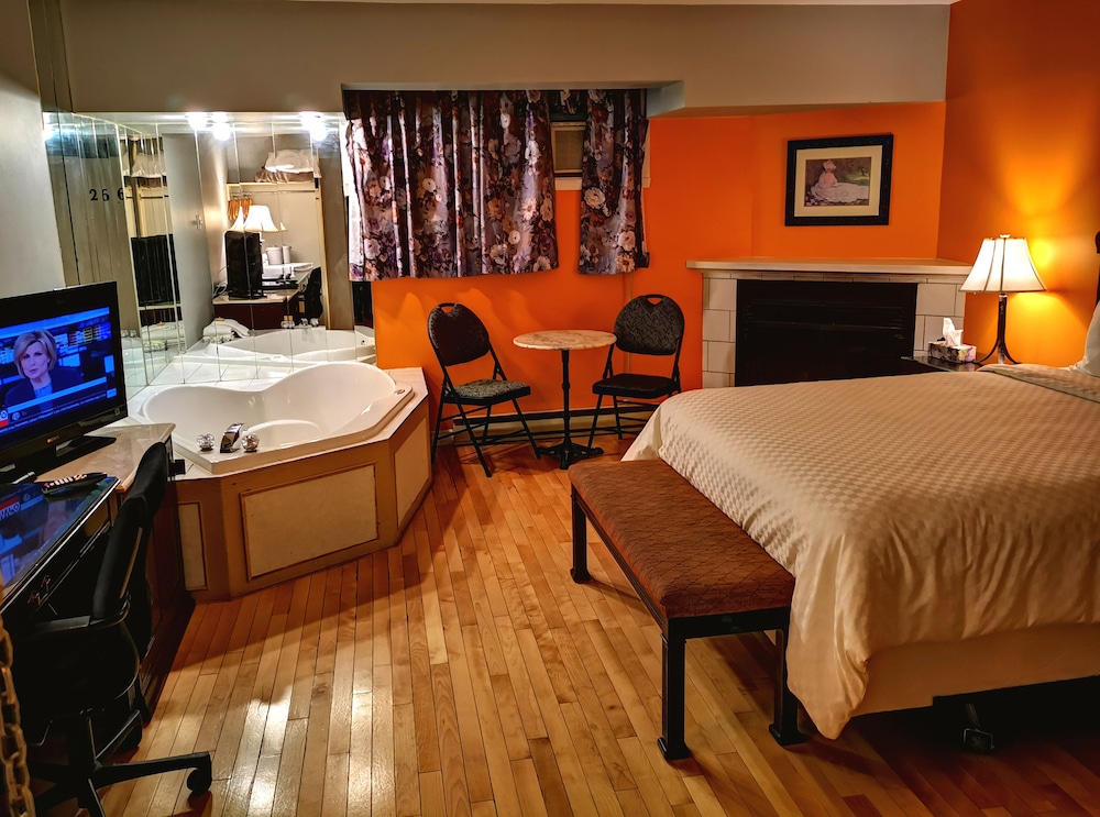 Room, 1 Queen Bed, Hot Tub ( Hardwood Floor & Fireplace)