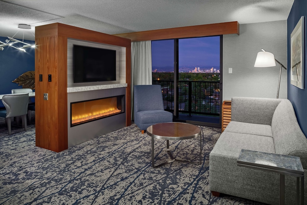 Suite, 1 King Bed, Accessible, Balcony (Hearing)