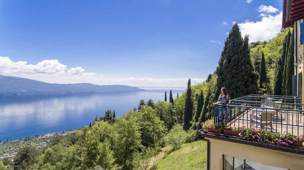 Signature Room Villa with Terrace and Lake View - Photo 6