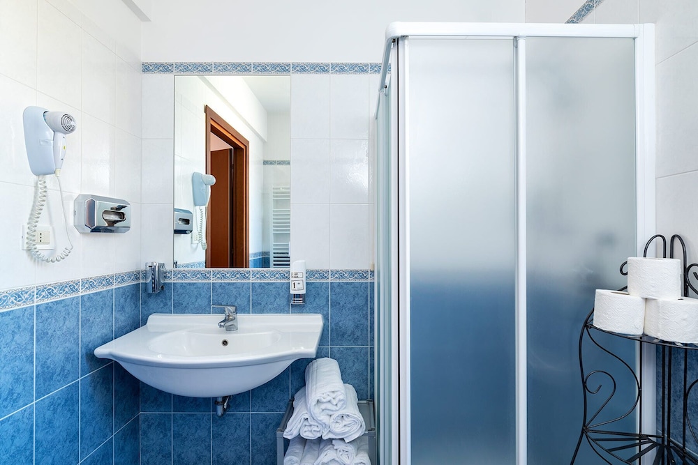 Standard Double or Twin Room - Photo 3