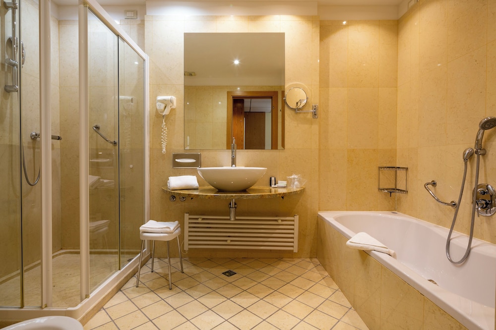 Premium Room, Multiple Beds - Photo 3