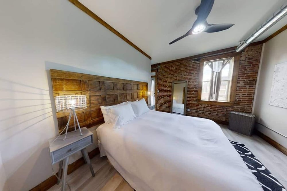 Exclusive Condo, 1 Queen Bed with Sofa bed photo 1