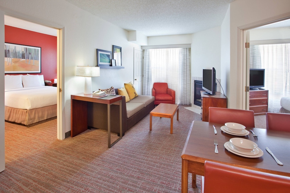 Suite, 2 Bedrooms - Photo 3