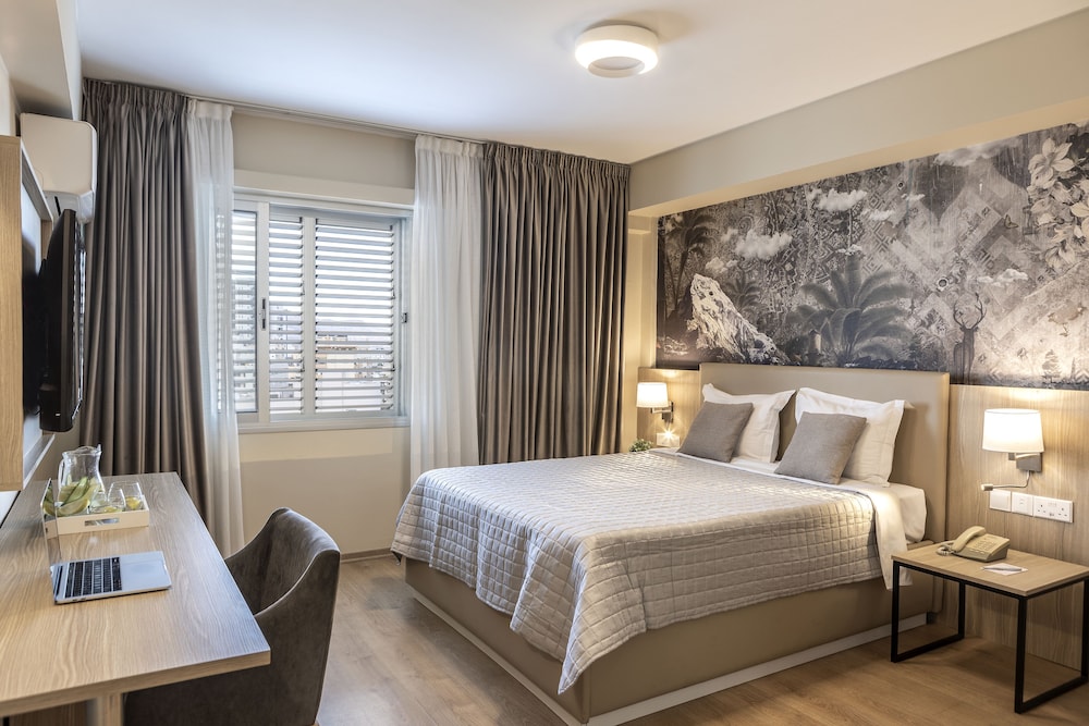 Deluxe Suite, 1 Queen Bed - Photo 1