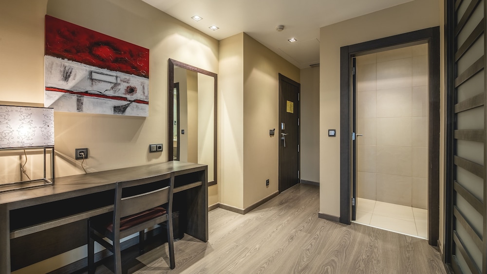 Superior Double Room (3 Adults) - Photo 4