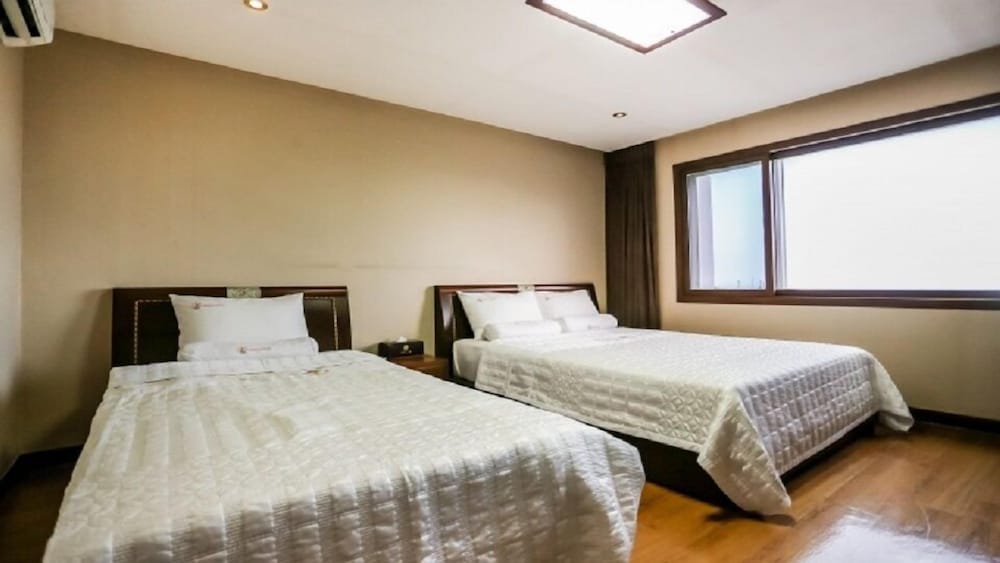 Twin Room - Photo 1