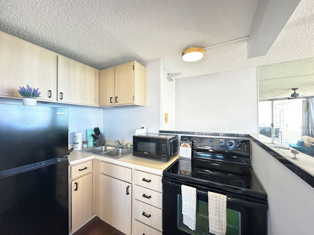 Pacific Monarch - 1 BR - Ocean & City Views: Apartment, 1 Queen Bed With Sofa Bed, Ocean View photo