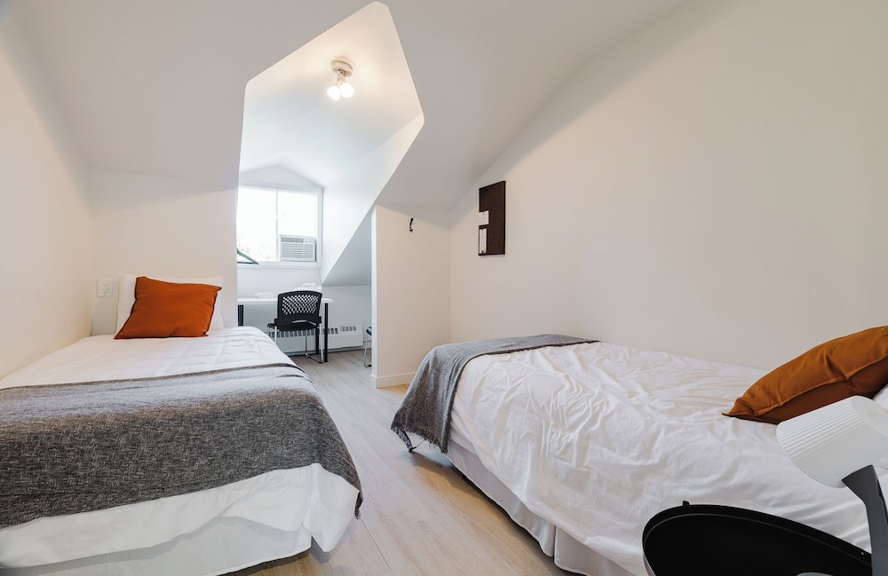 Single Room, 2 Twin Beds, Shared Bathroom (#31)