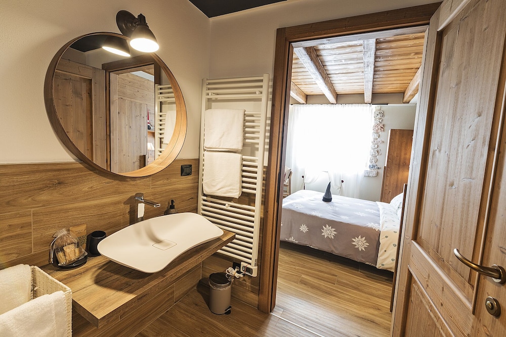 Comfort Room, 1 Queen Bed, Private Bathroom, Mountain View photo 3