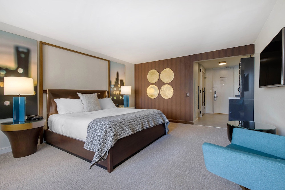 Premier Room, 1 King Bed - Photo 6