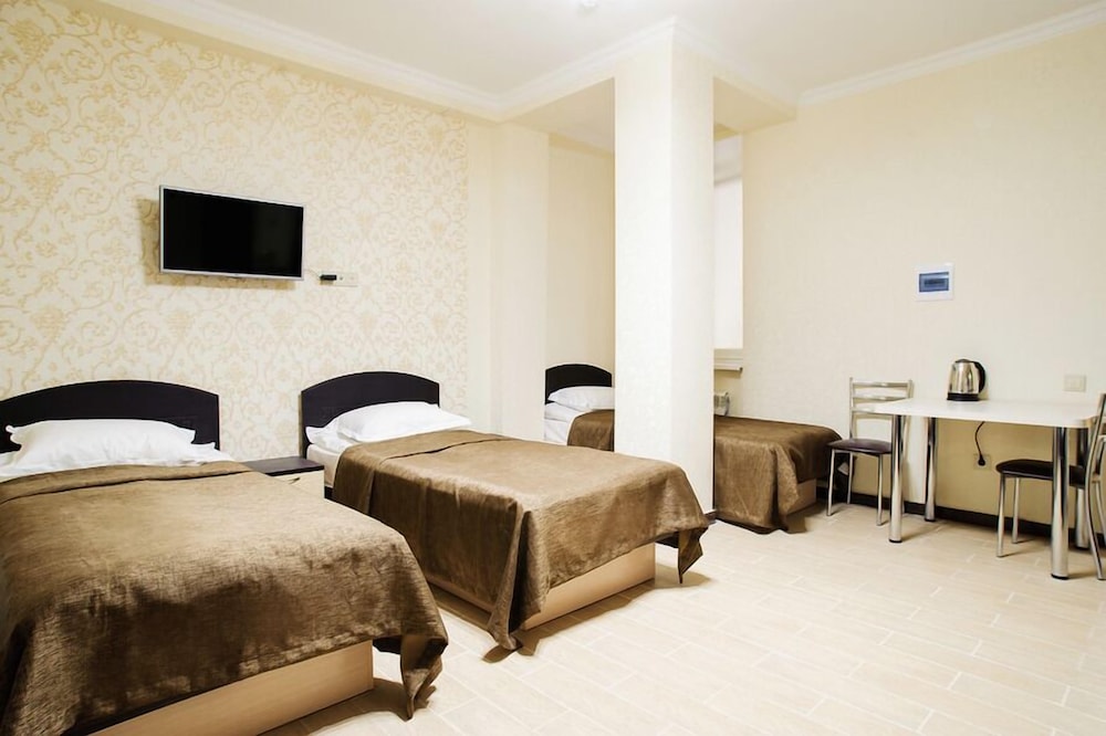 Studio, 3 Twin Beds