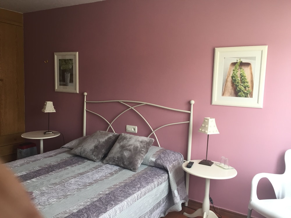 Comfort Triple Room, 1 Queen Bed with Sofa bed, Private Bathroom photo 3