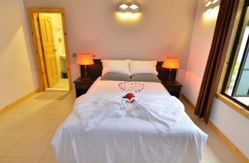 Deluxe Room, 1 Queen Bed, Non Smoking photo 2