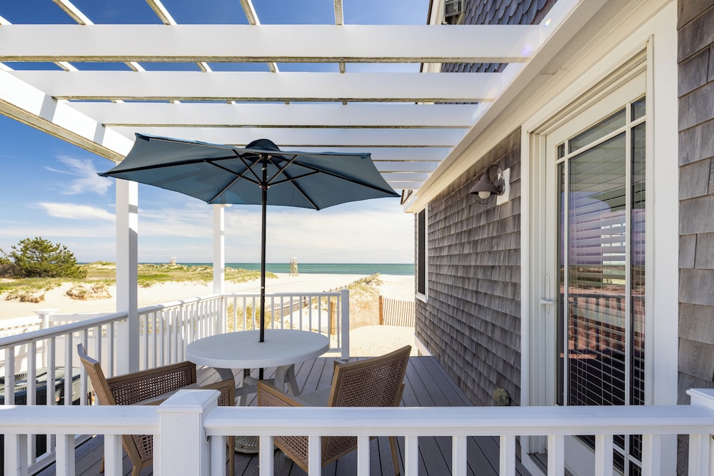 Signature Double Room, 1 King Bed, Oceanfront photo 3