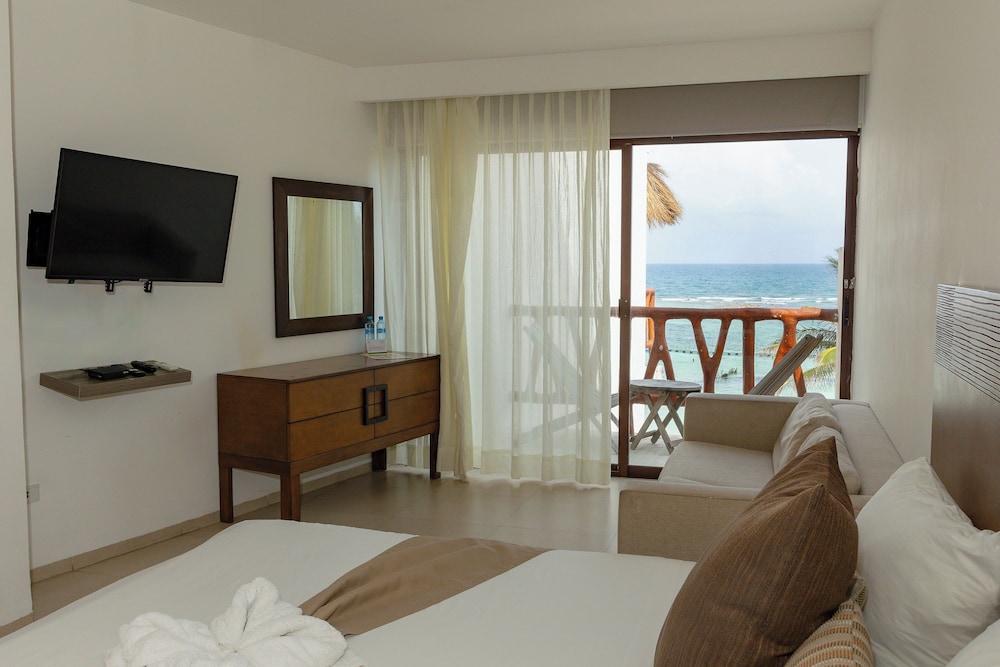 Standard Room, 1 Queen Bed, Partial Ocean View photo 3